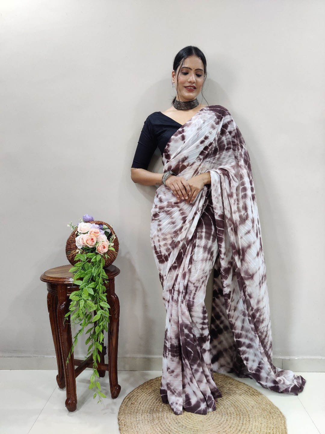 

VEERAX Tie & Dye Pure Georgette Ready To Wear Saree, White