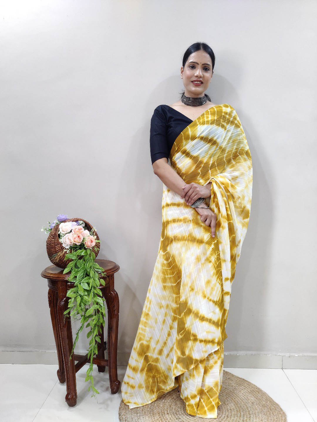 

VEERAX Tie & Dye Pure Georgette Ready To Wear Saree, White