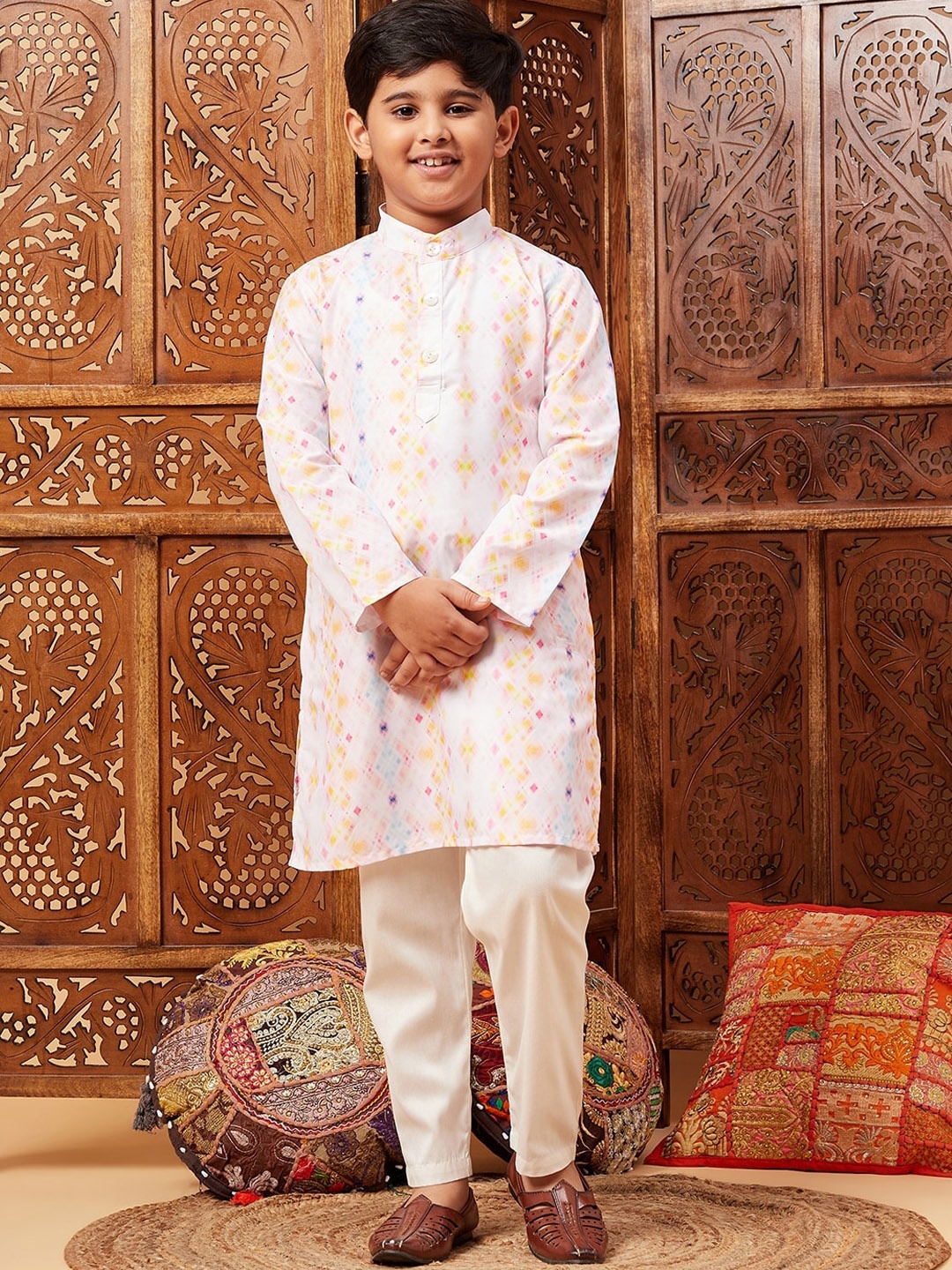 

Stylo Bug Boys Geometric Printed Kurta And Pyjamas With Nehru jacket, Pink