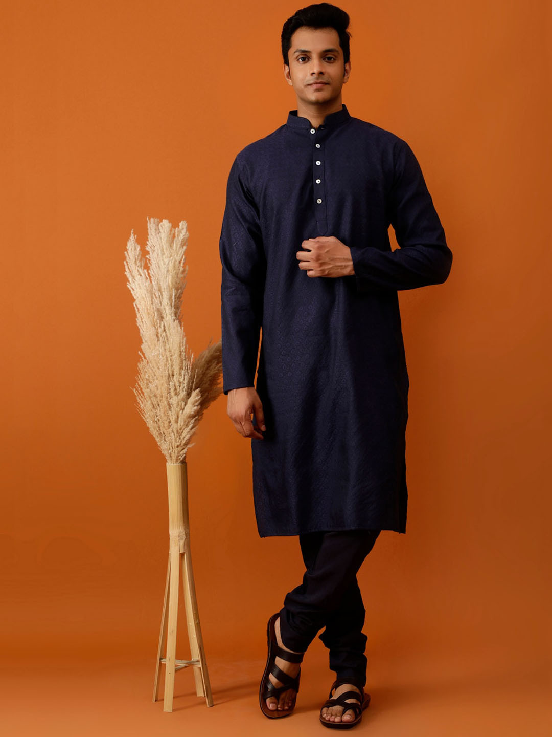 

Streaks & Crosses Ethnic Motifs Regular Kurta with Churidar, Navy blue