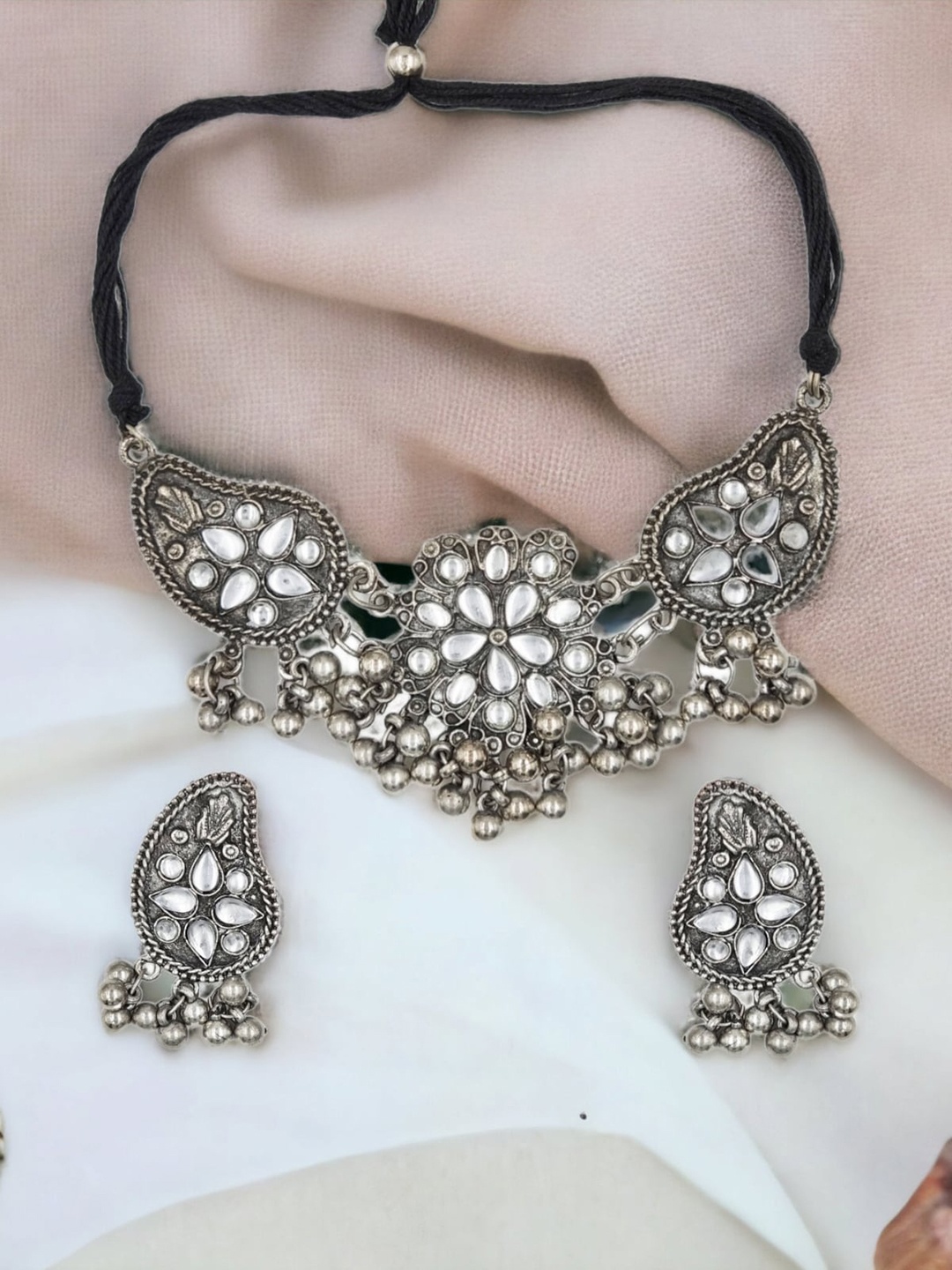 

Sangria Silver-Plated Kundan-Studded Jewellery Set
