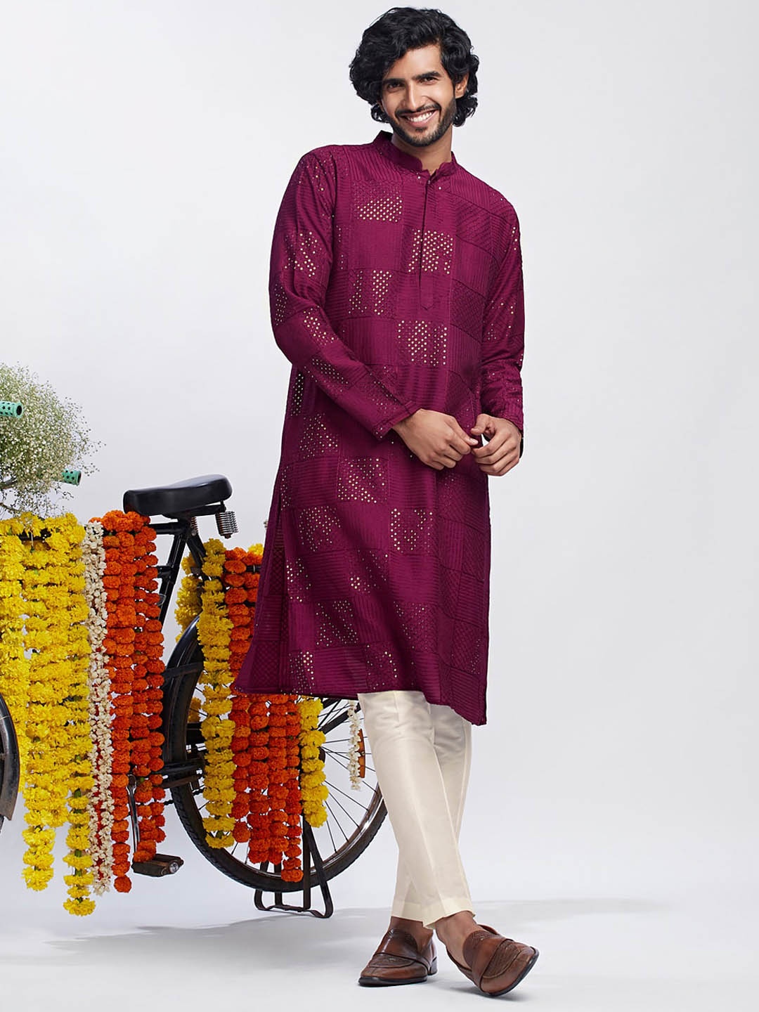 

KISAH Men Solid Textured Regular Fit Abstract Print Kurta, Burgundy