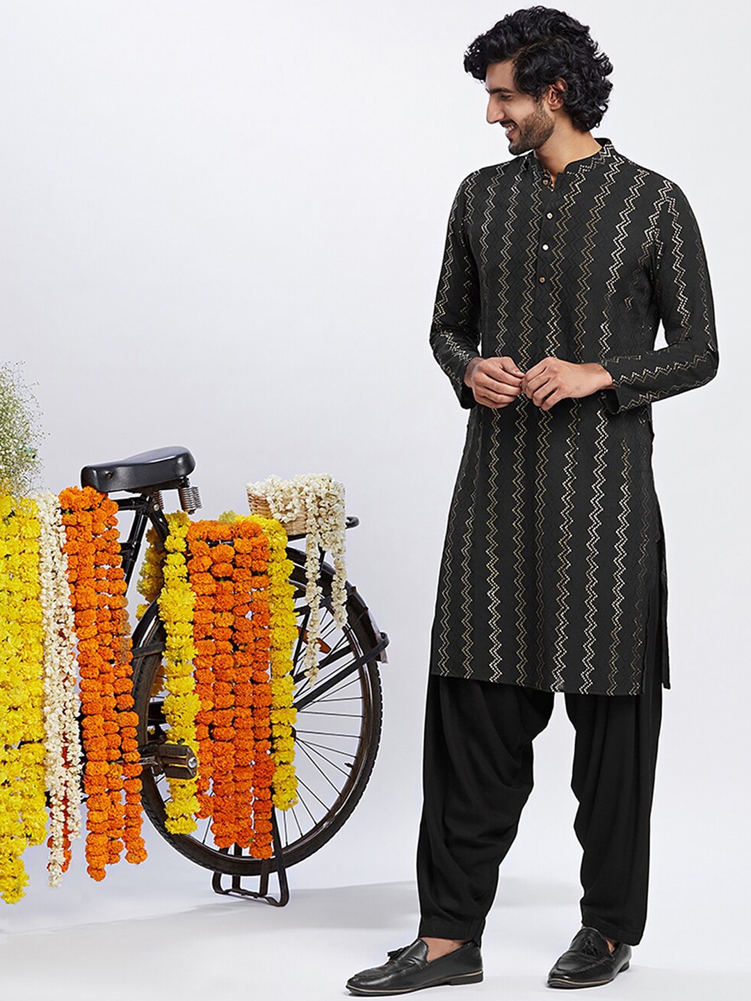 

KISAH Geometric Printed Mandarin Collar Cotton A-Line Kurta, Black