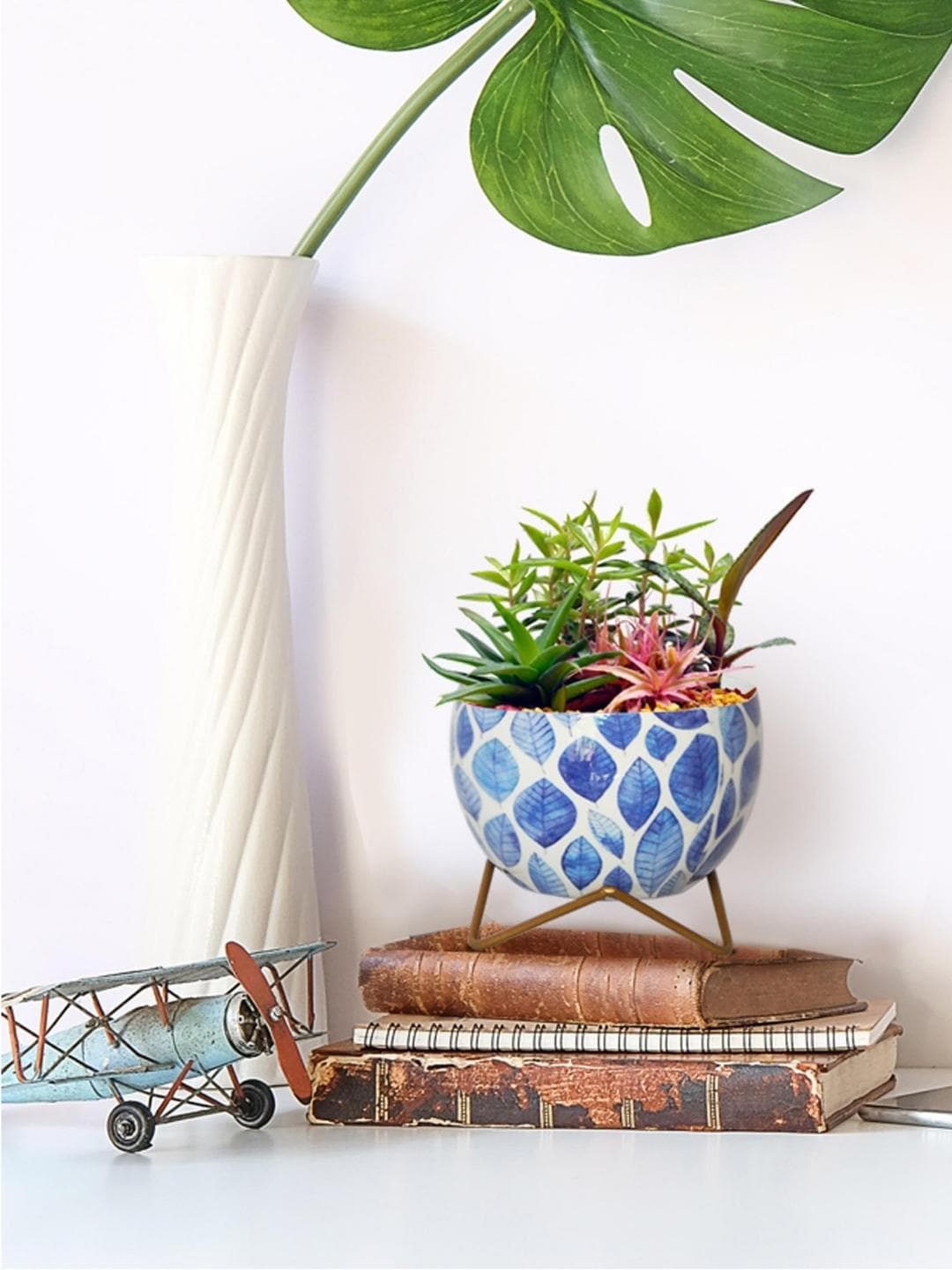 

ecofynd White & Blue Metal Planter Pot With Stand