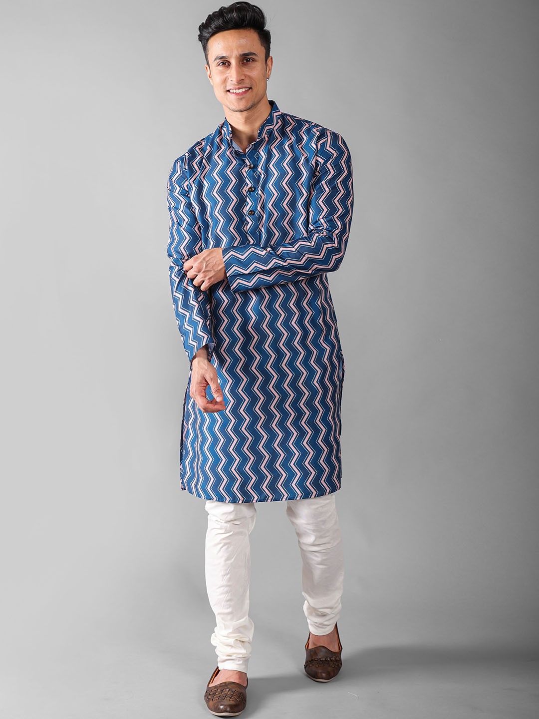 

VESHAM Chevron Printed Regular Kurta With Churidar, Blue