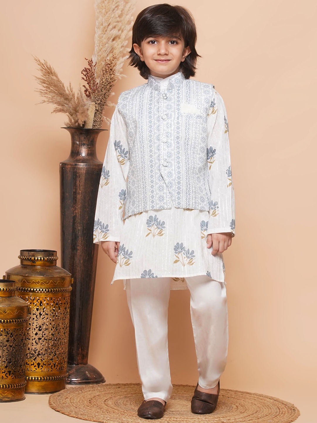 

Aj DEZInES Boys Floral Printed Pure Cotton Kurta & Pyjamas With Nehru jacket, Grey