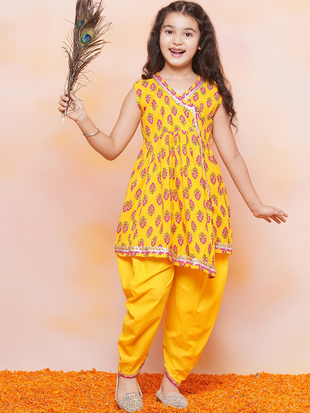 

Aj DEZInES Girls Ethnic Motifs Printed Angrakha Gotta Patti Pure Cotton Kurta Set, Yellow