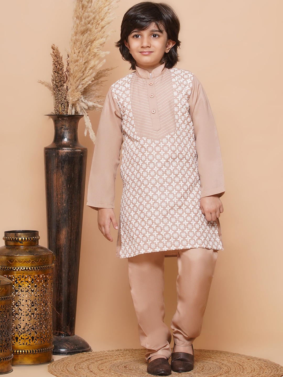 

Aj DEZInES Boys Floral Embroidered Thread Work Pure Cotton Kurta With Pyjamas, Peach