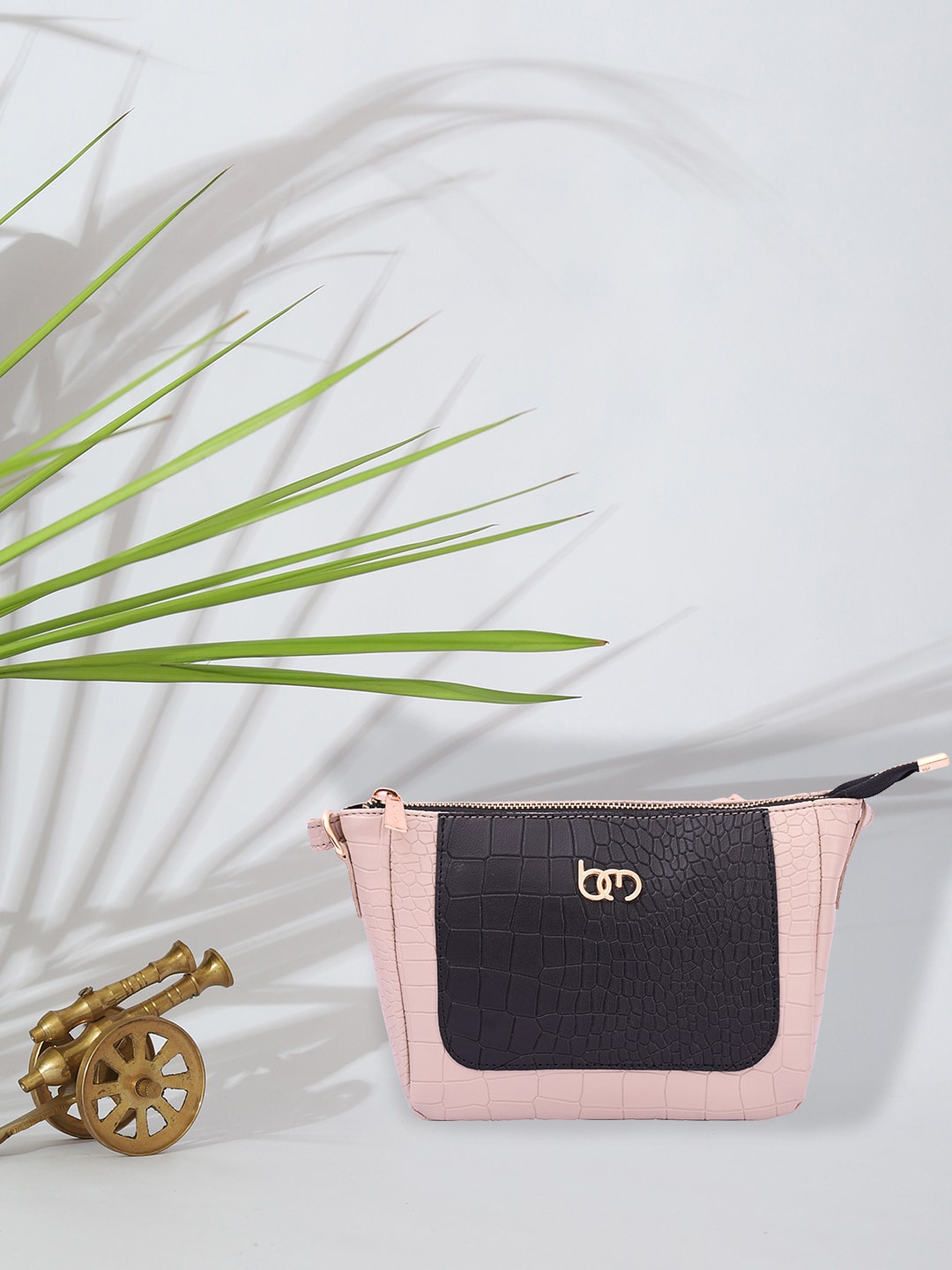 

Bagsy Malone Cream-Coloured Colourblocked PU Structured Sling Bag with Quilted