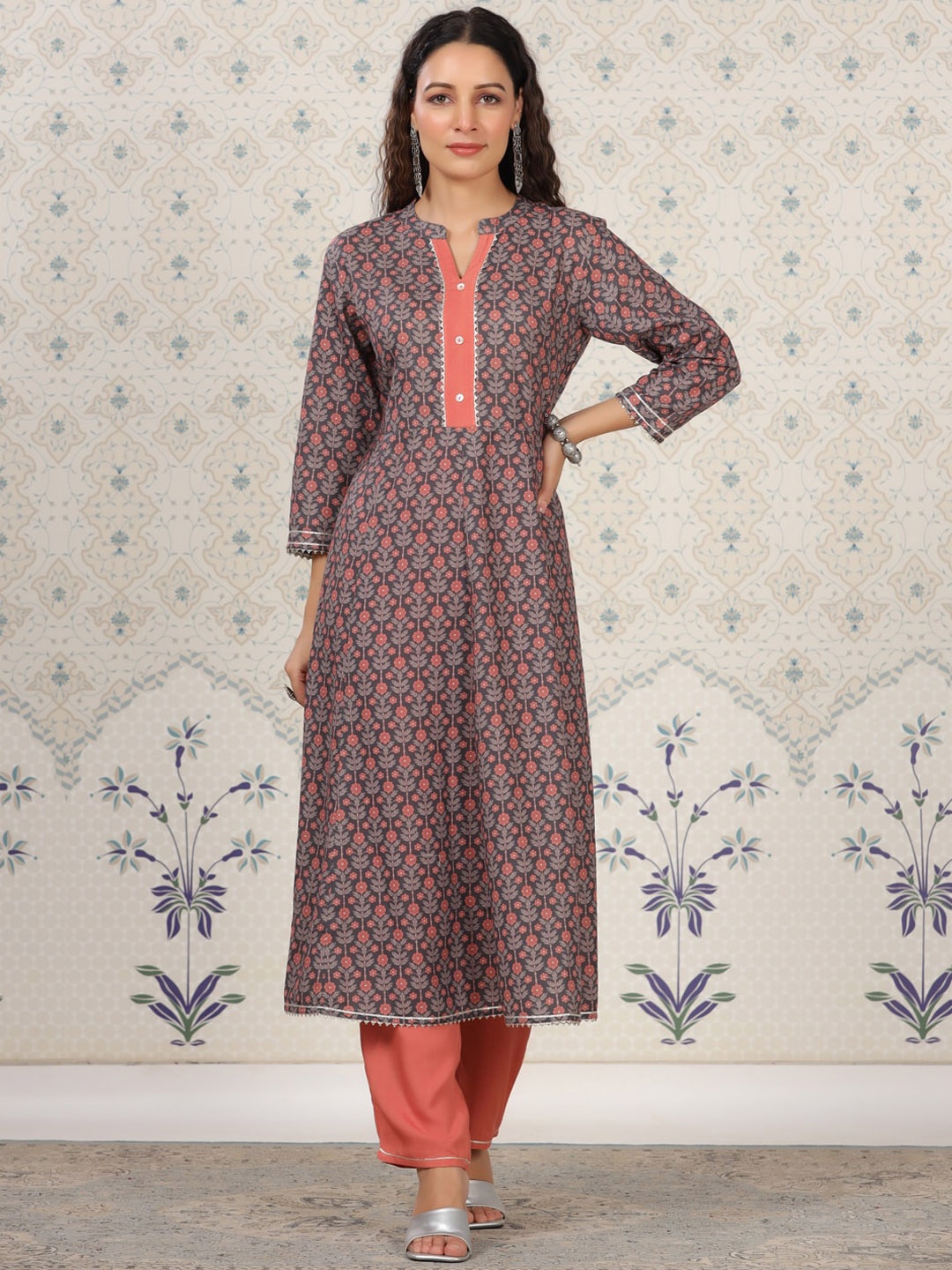 

Ode by House of Pataudi Brown Floral Printed Regular A-Line Kurta with Trousers