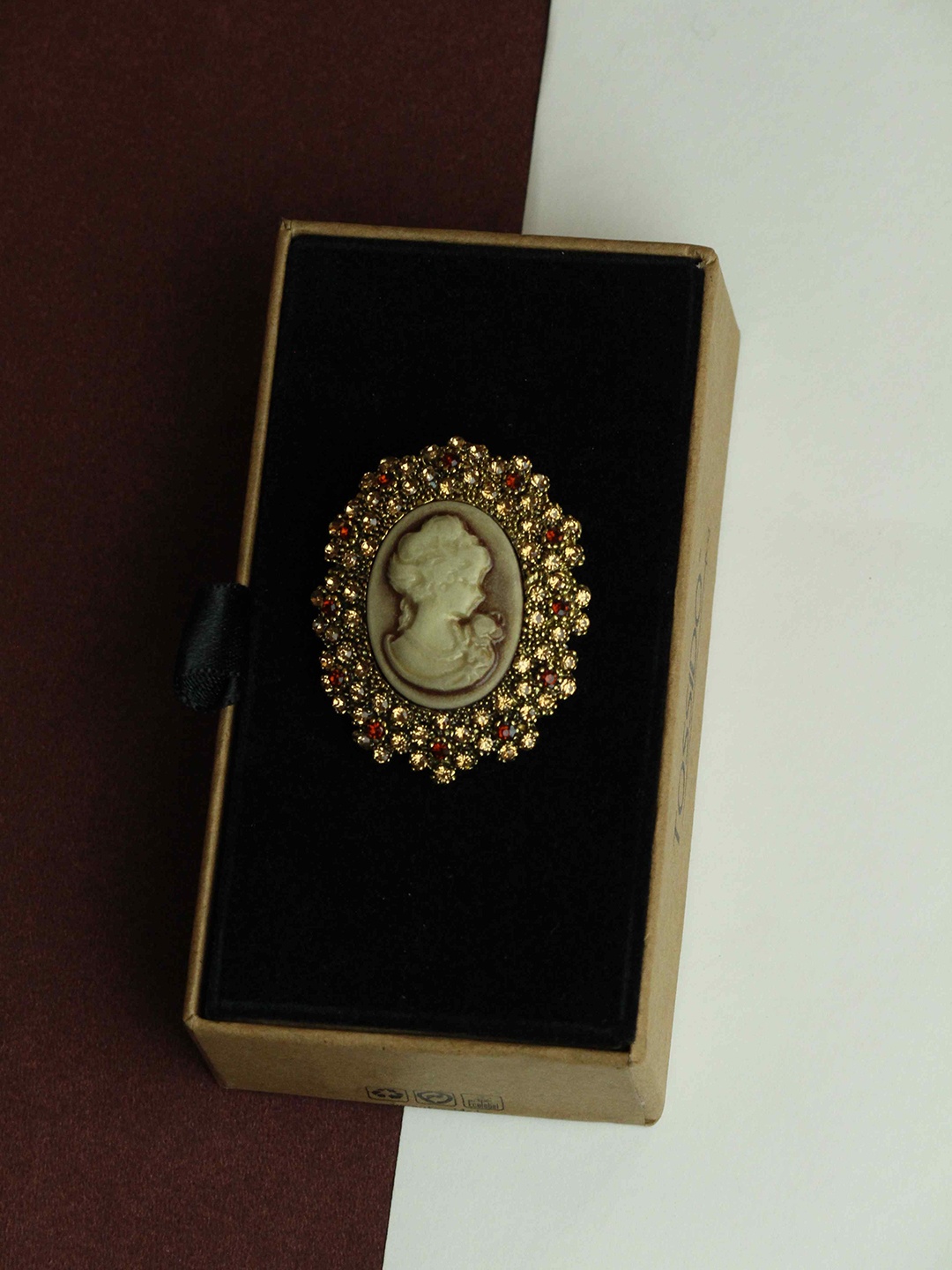 

Tossido Lapel Pin Eris Brooch, Gold