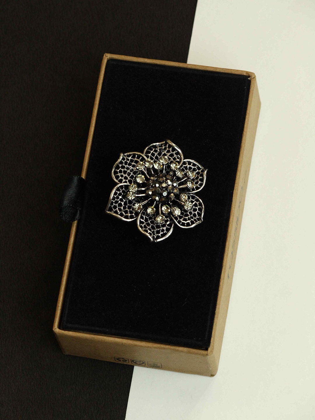 

Tossido Windflower Brooch, Silver