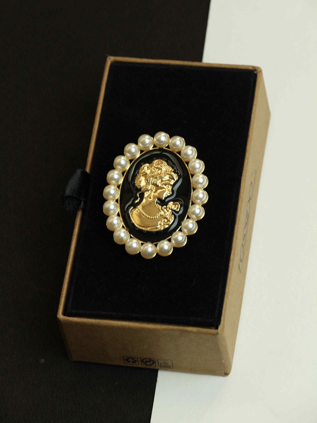 

Tossido Hera Brooch, Gold