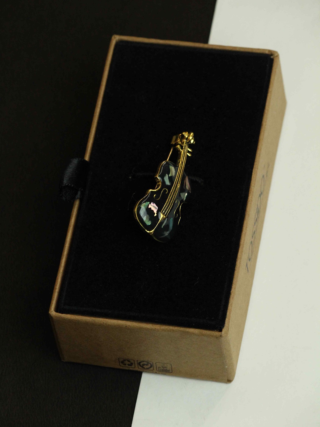 

Tossido Violin Brooch, Black