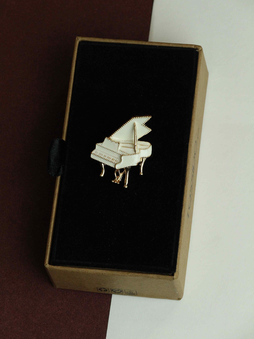 

Tossido Men Piano Charm Brooch, Gold