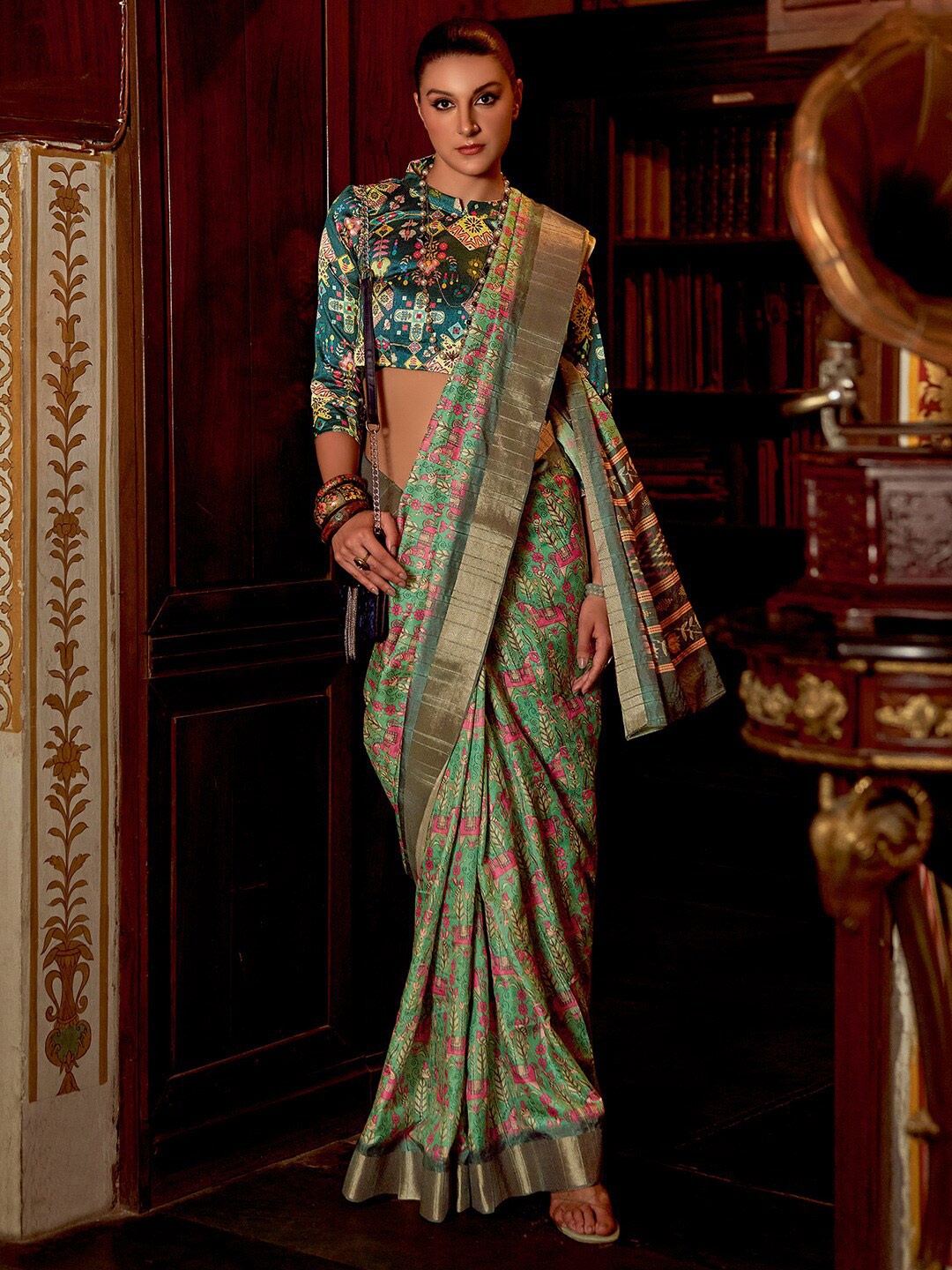 

Saree mall Ethnic Motifs Zari Silk Blend Sungudi Sarees, Green