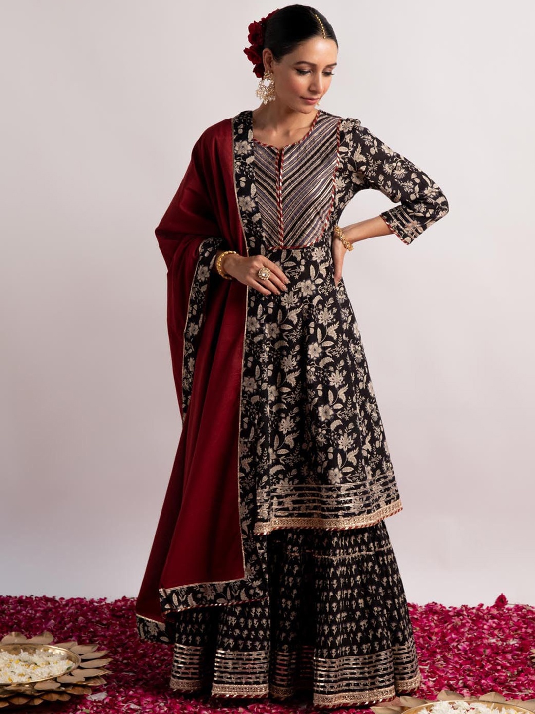 

Meena Bazaar Floral Printed Regular Kurta & Sharara With Dupatta, Black