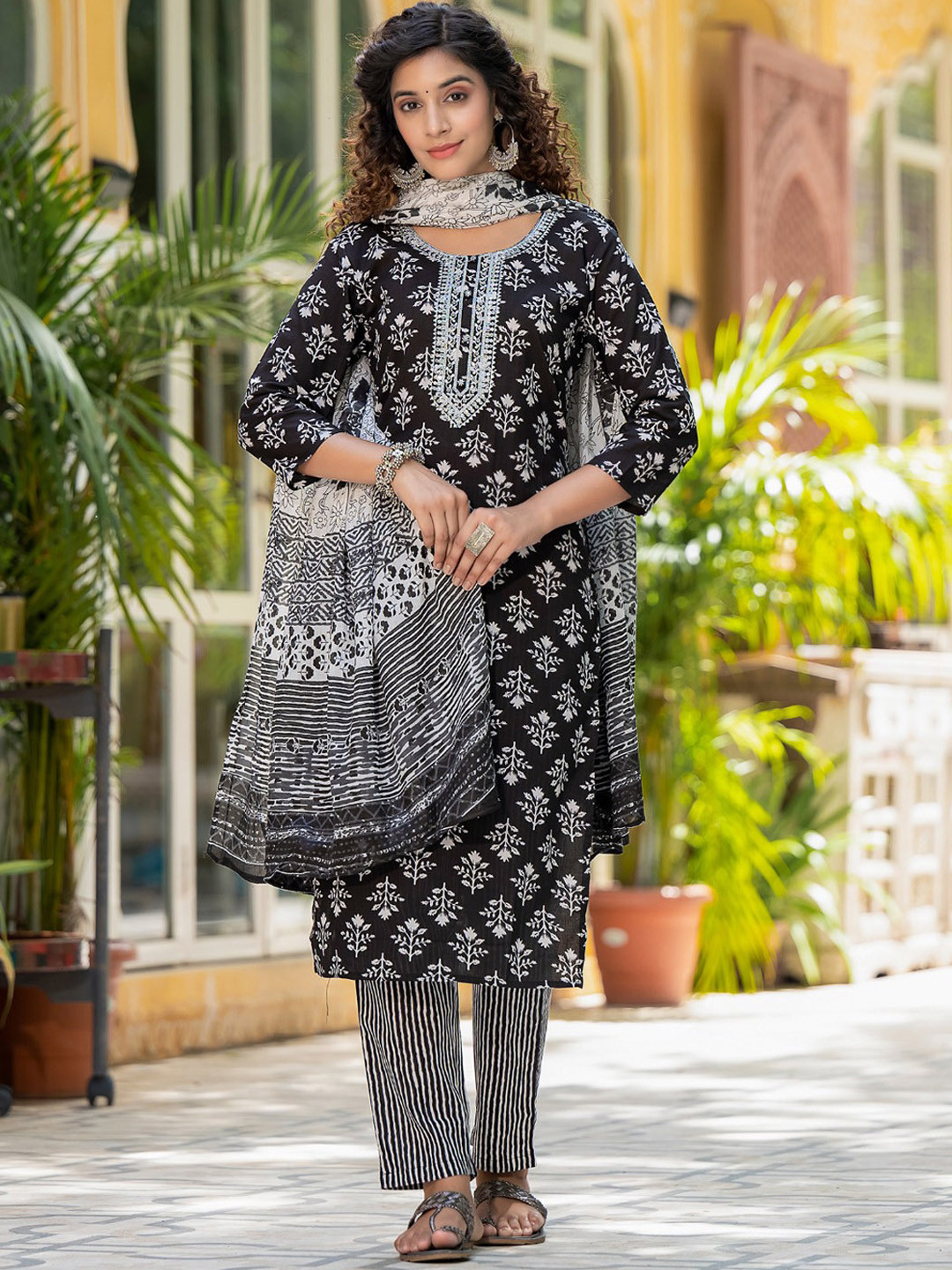 

Meena Bazaar Floral Printed Regular Gotta Patti Kurta & Trousers With Dupatta, Black