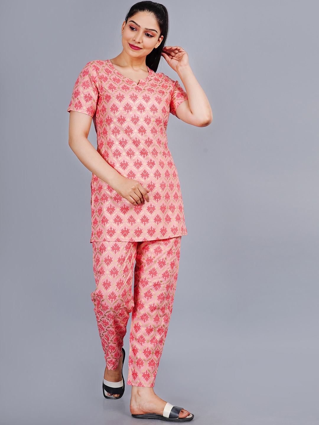 

AAYUMI Ethnic Motifs Printed Notched Neck Kurti & Pyjama, Pink