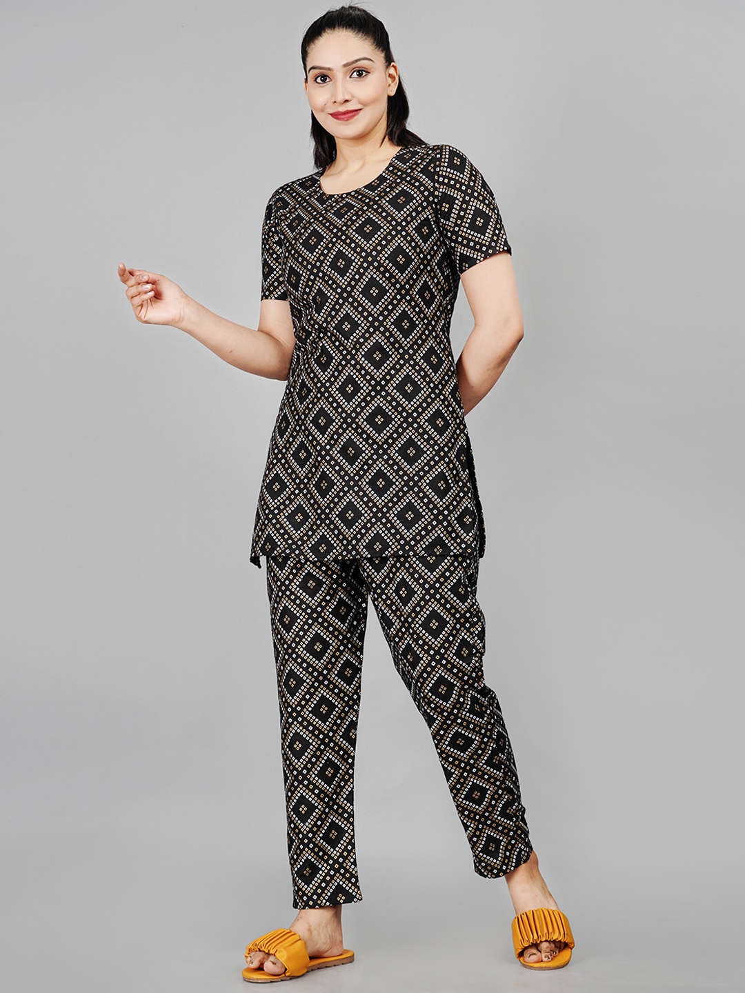 

AAYUMI Bandhani Printed Pure Cotton Straight Kurti With Trousers, Black