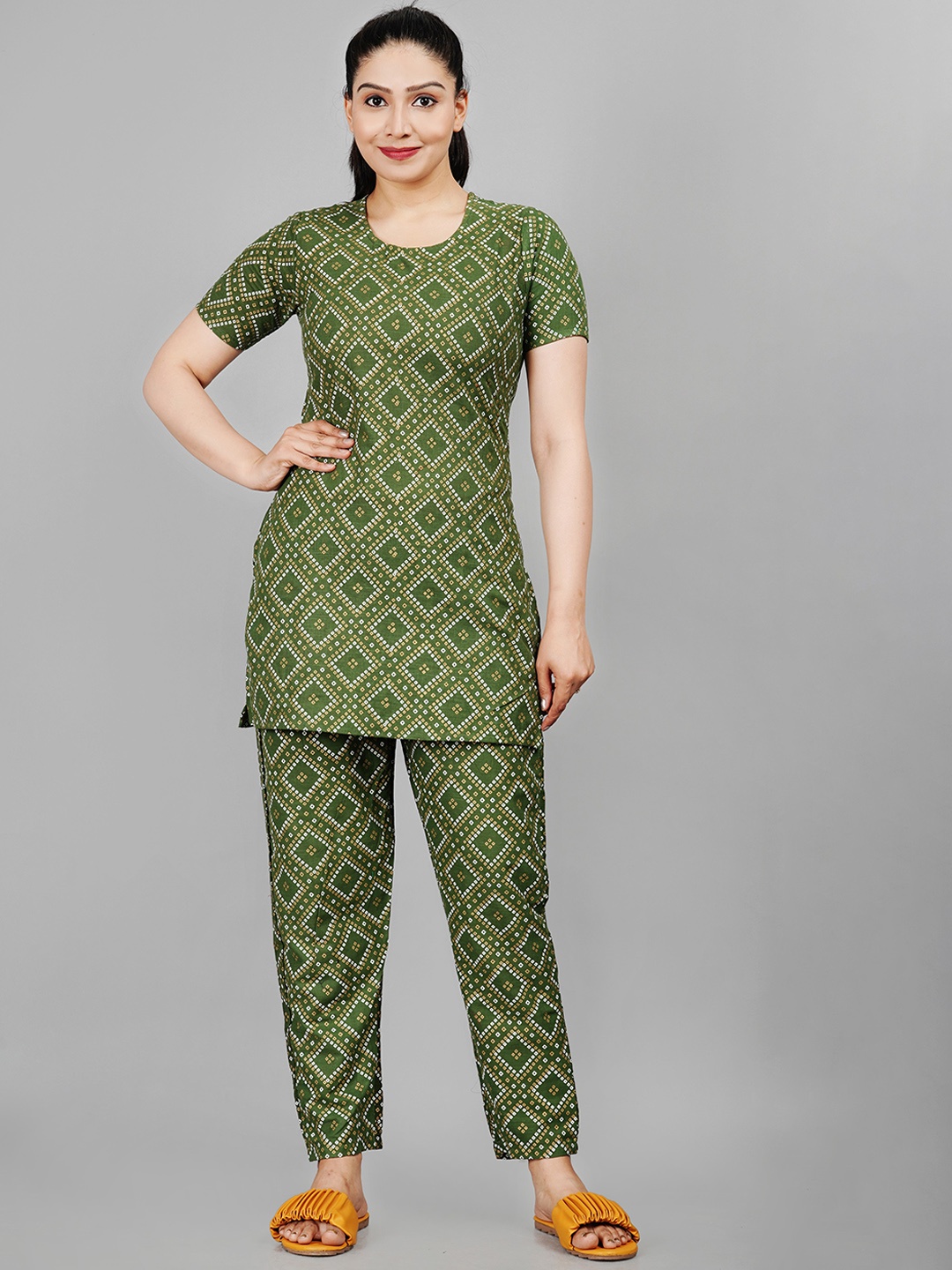 

AAYUMI Bandhani Printed Pure Cotton Straight Kurti With Trousers, Green