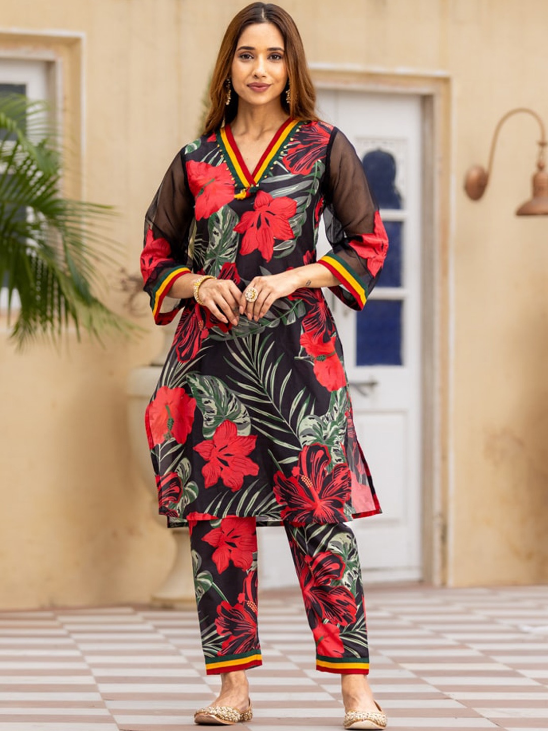 

Ambraee Floral Printed Regular Kurta With Trousers, Black