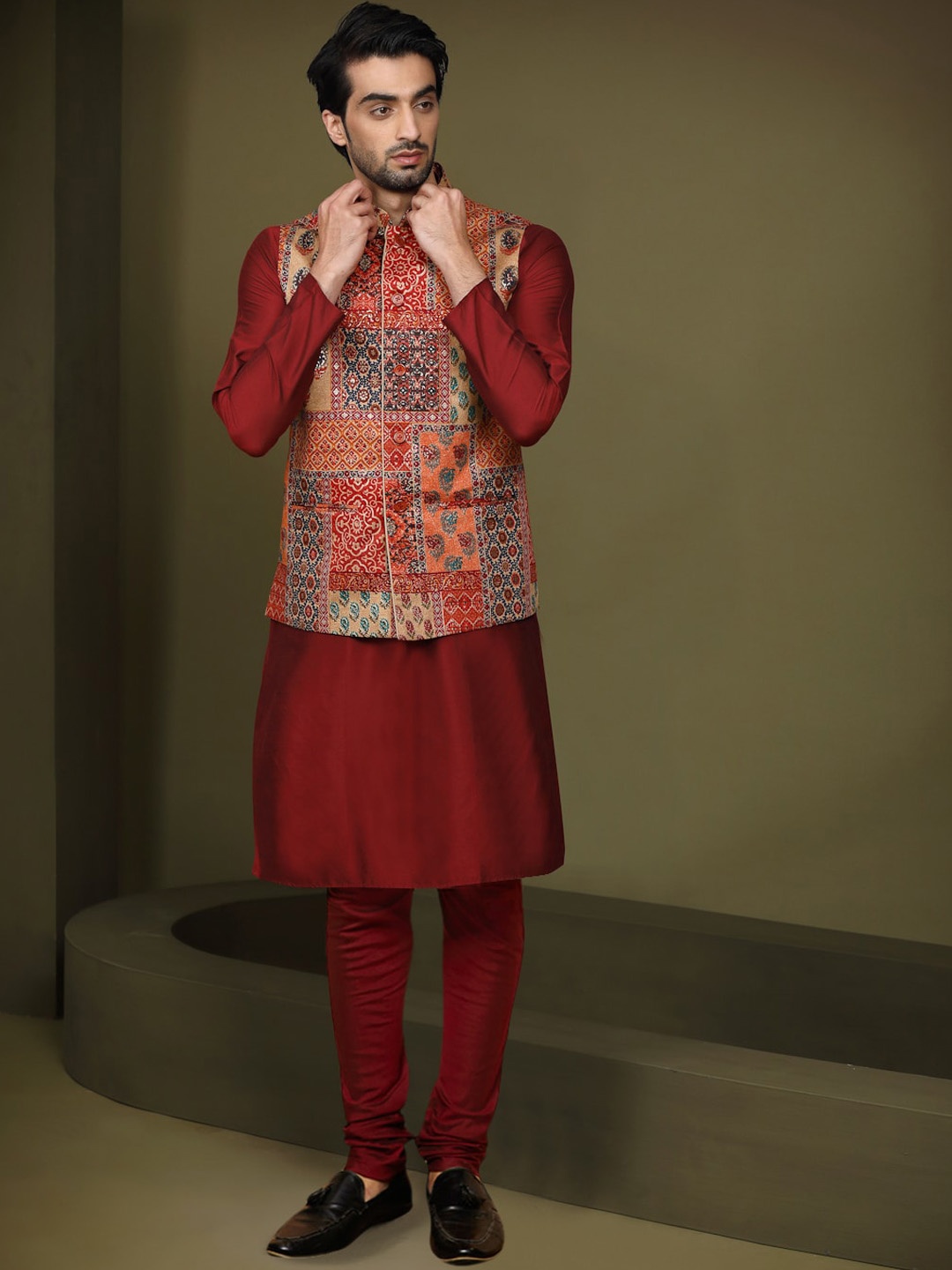 

KISAH Mandarin Collar Straight Kurta With Churidar & Nehru Jacket, Maroon
