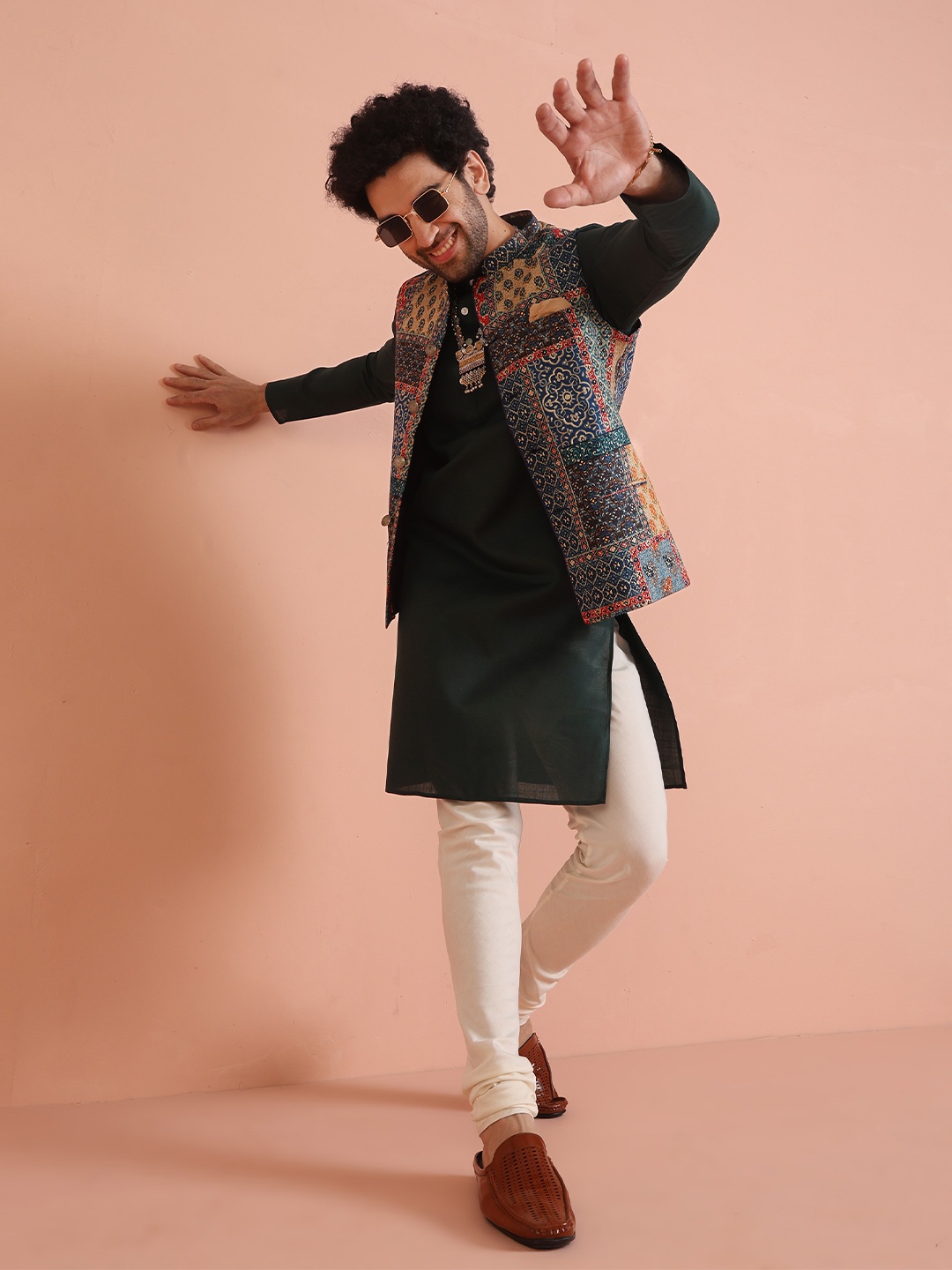 

KISAH Men Abstract Printed Regular Fit Kurta Jacket Churidar Set, Green