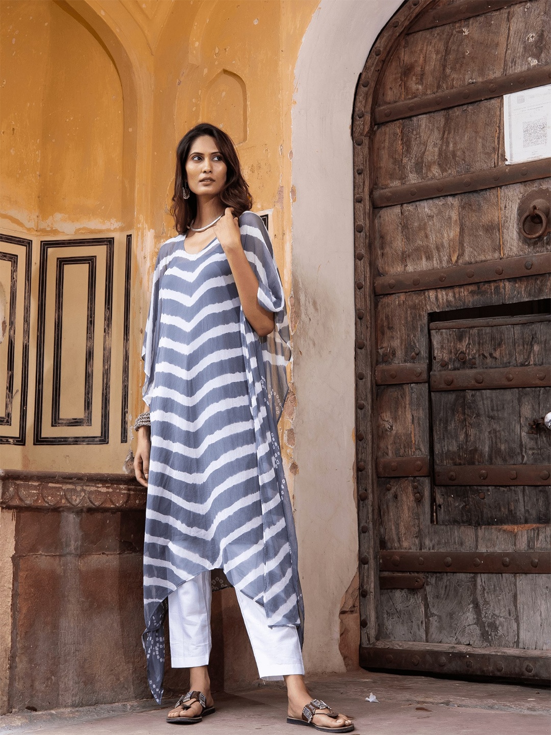 

Zanaash Leheriya Printed Extended Sleeves Kaftan Kurta, Grey