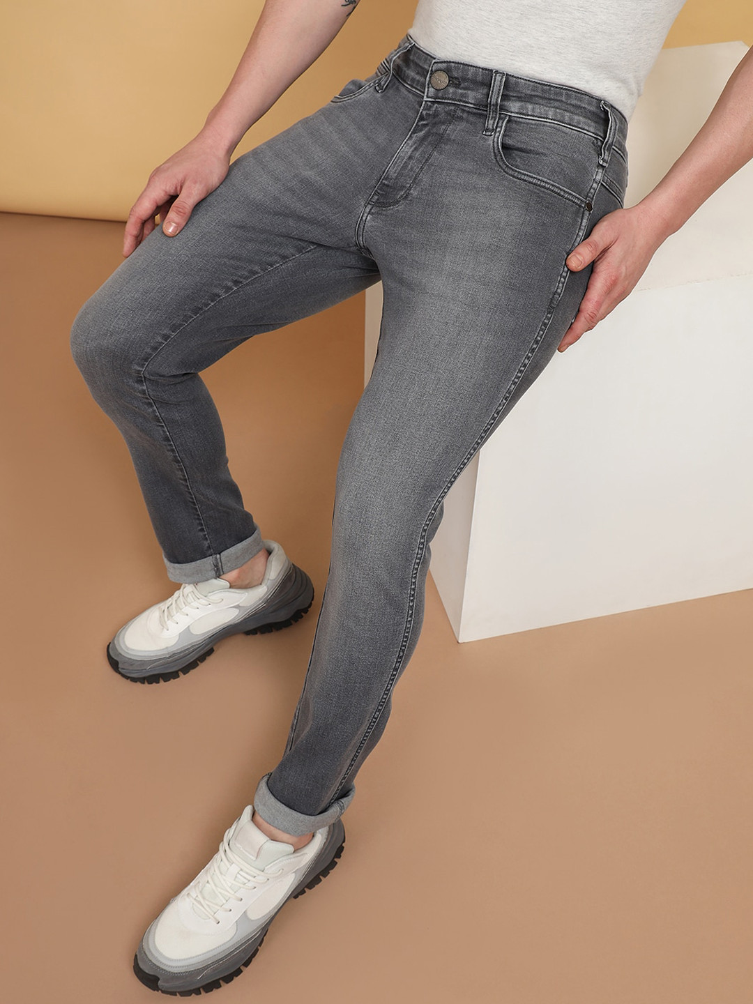 

Wrangler Men Skanders Slim Fit Low-Rise Light Fade Stretchable Jeans, Grey