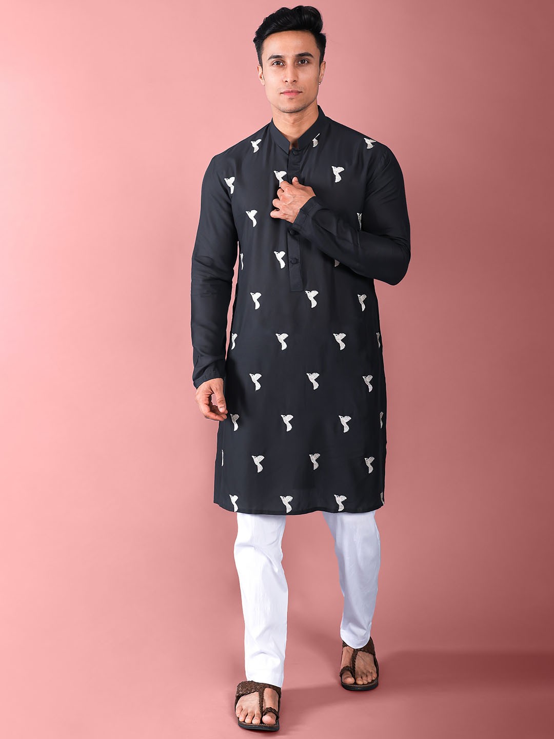

VESHAM Animal Embroidered Thread Work Mandarin Collar Kurta With Trousers, Black