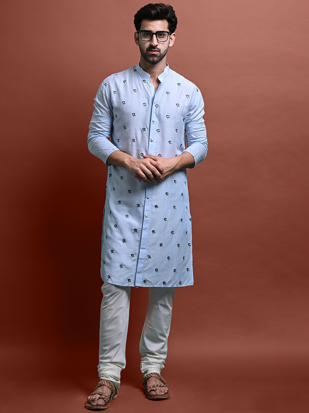 

VESHAM Floral Embroidered Mandarin Collar Thread Work Kurta With Churidar, Blue