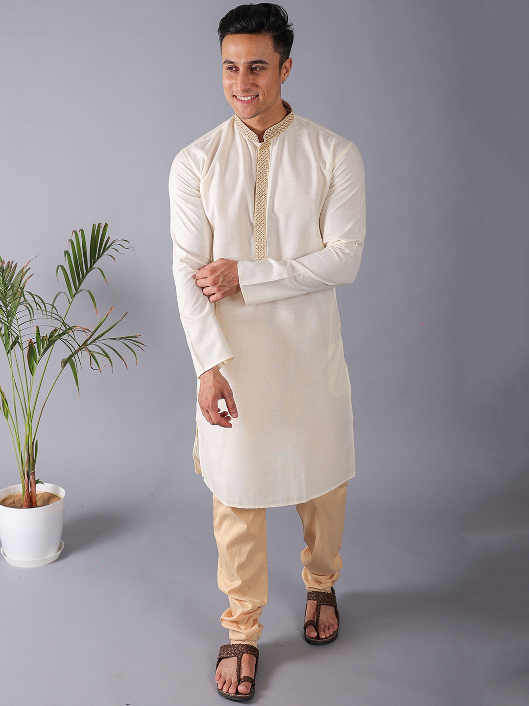 

VESHAM Mandarin Collar Sequinned Regular Kurta with Pyjamas, Cream