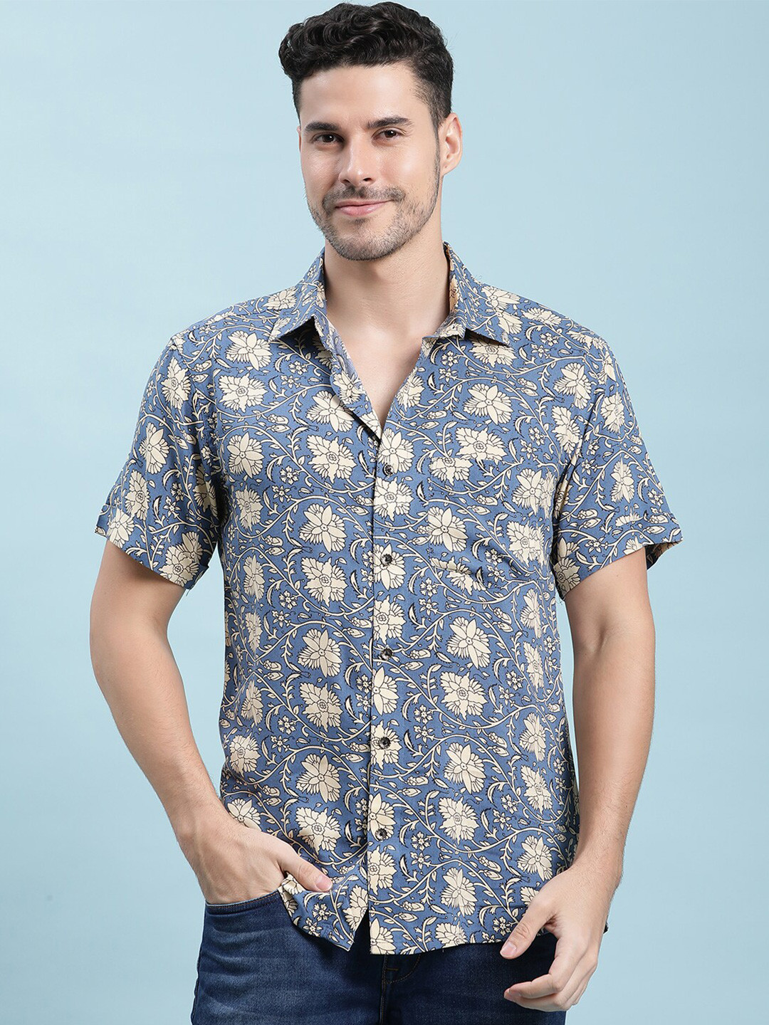 

Kannan Men Blue Floral Printed Cotton Casual Shirt