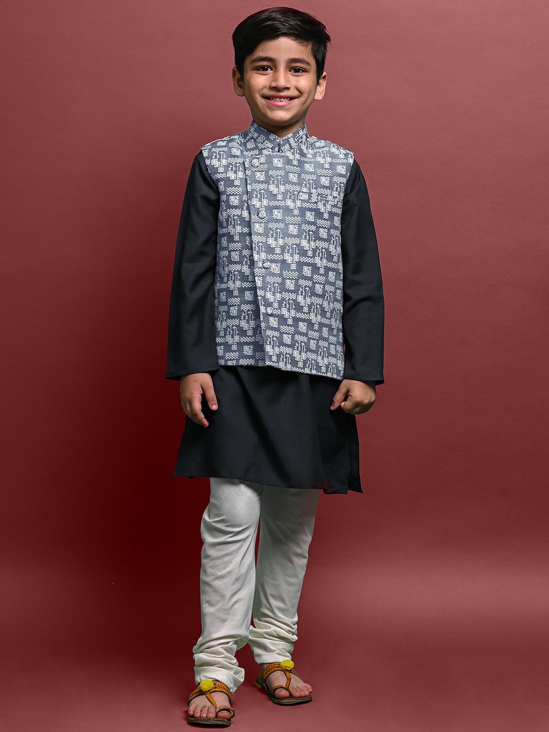 

VESHAM Boys Straight Kurta With Pyjamas & Ethnic Motif Printed Jacket, Black
