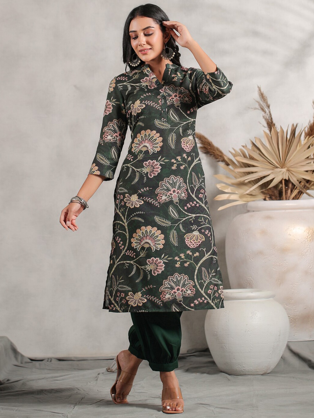 

Anubhutee Floral Printed Straight Kurta, Green