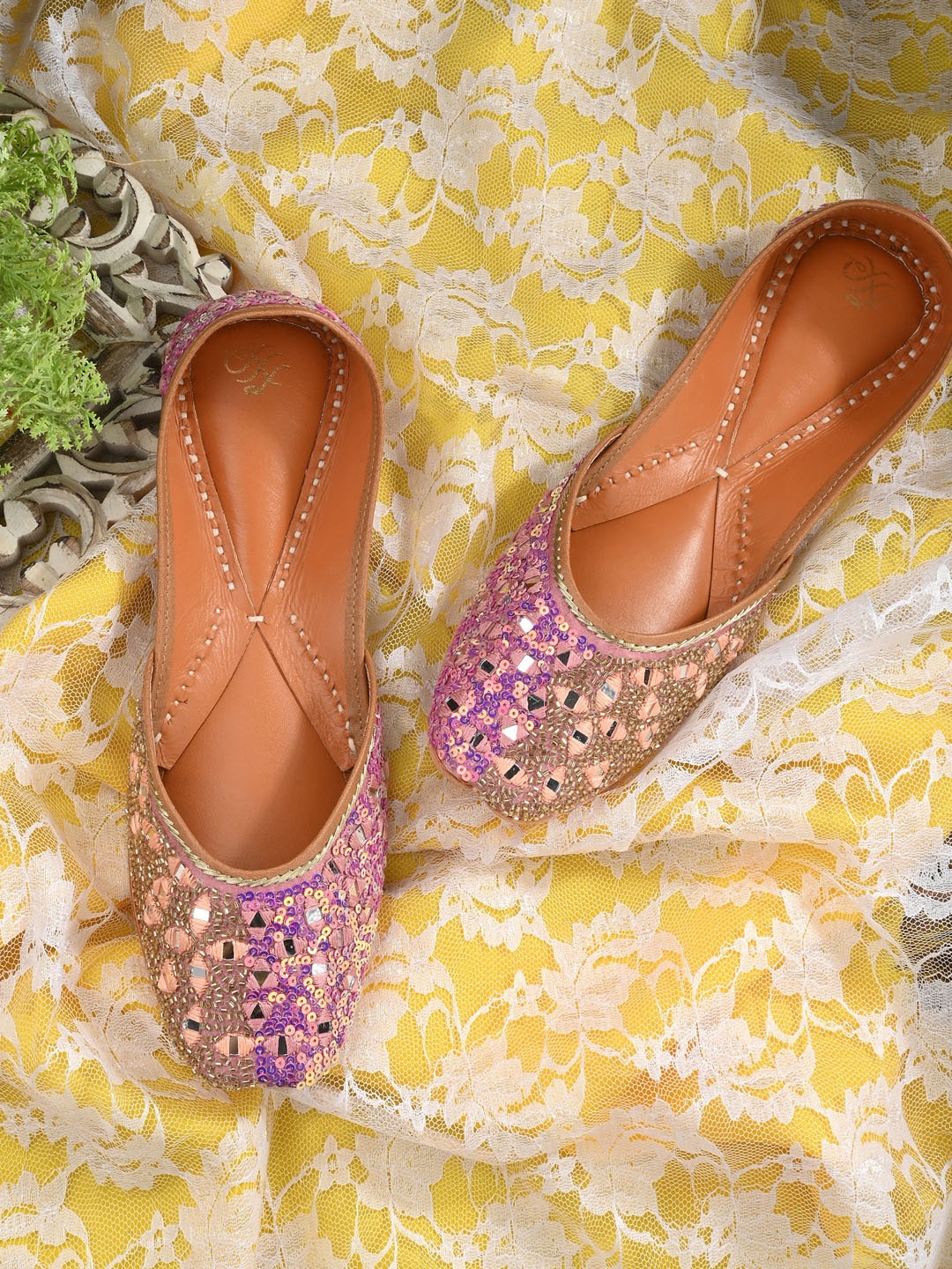 

House of Pataudi Embroidered Ethnic Mojaris, Rose gold