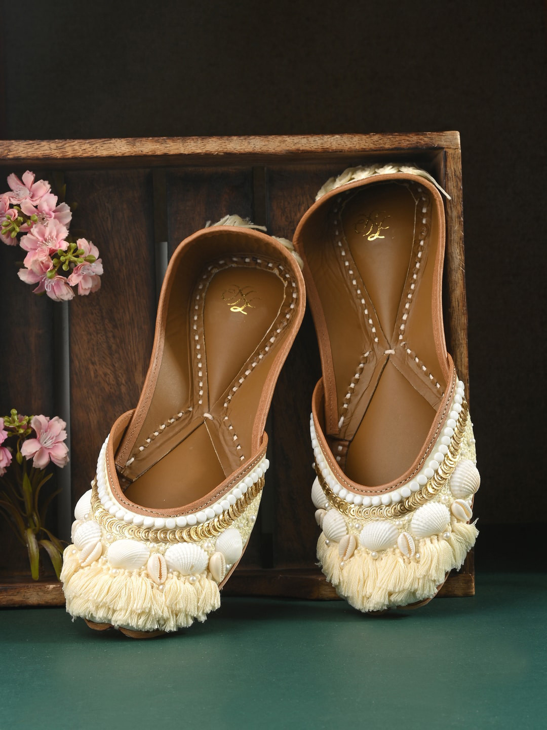 

House of Pataudi Embellished Ethnic Mojaris, Off white