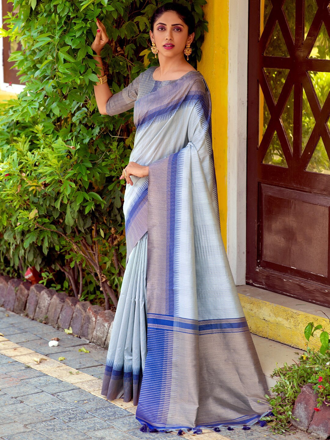 

KARAGIRI Checked Silk Blend Saree, Blue