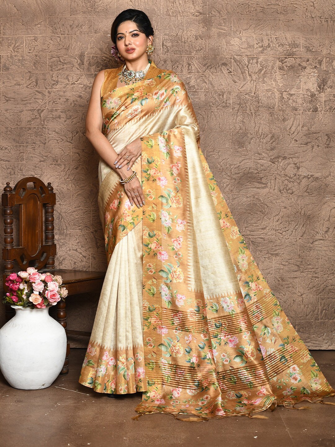 

KARAGIRI Floral Printed Saree, Cream