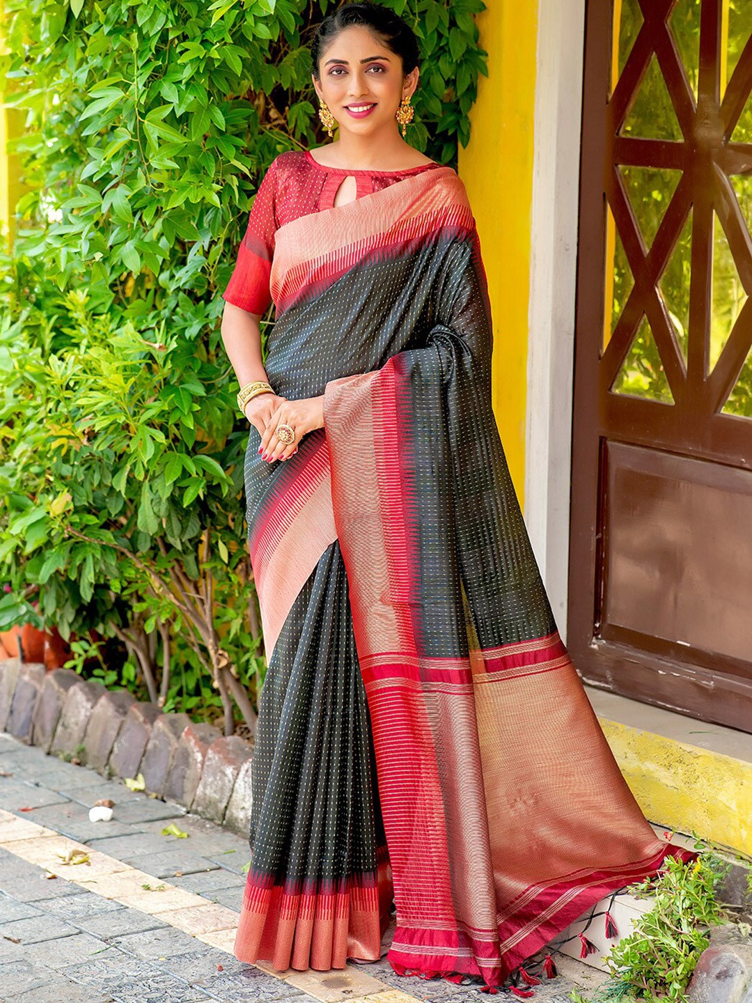 

KARAGIRI Polka Dot Woven Design Saree, Black