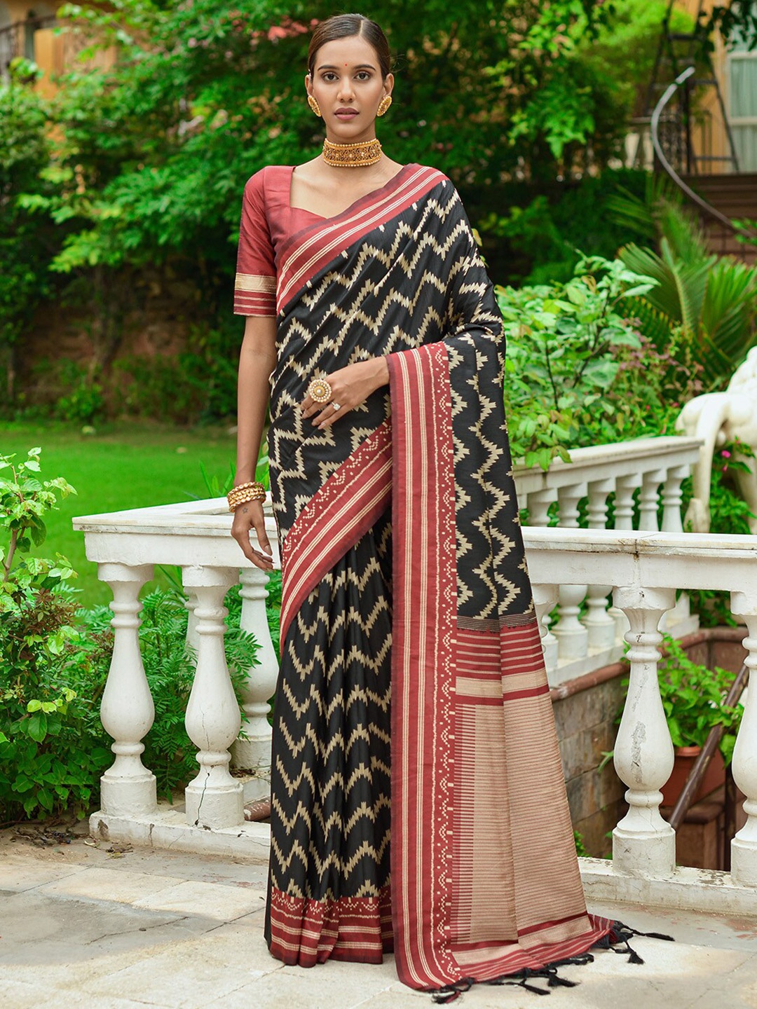 

KARAGIRI Geometric Printed Saree, Black
