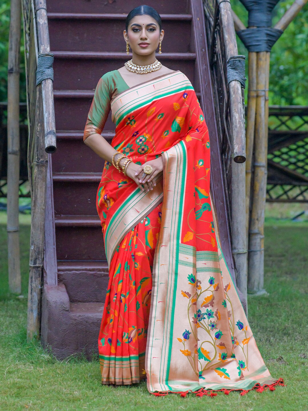

KARAGIRI Floral Printed Zari Banarasi Saree, Red
