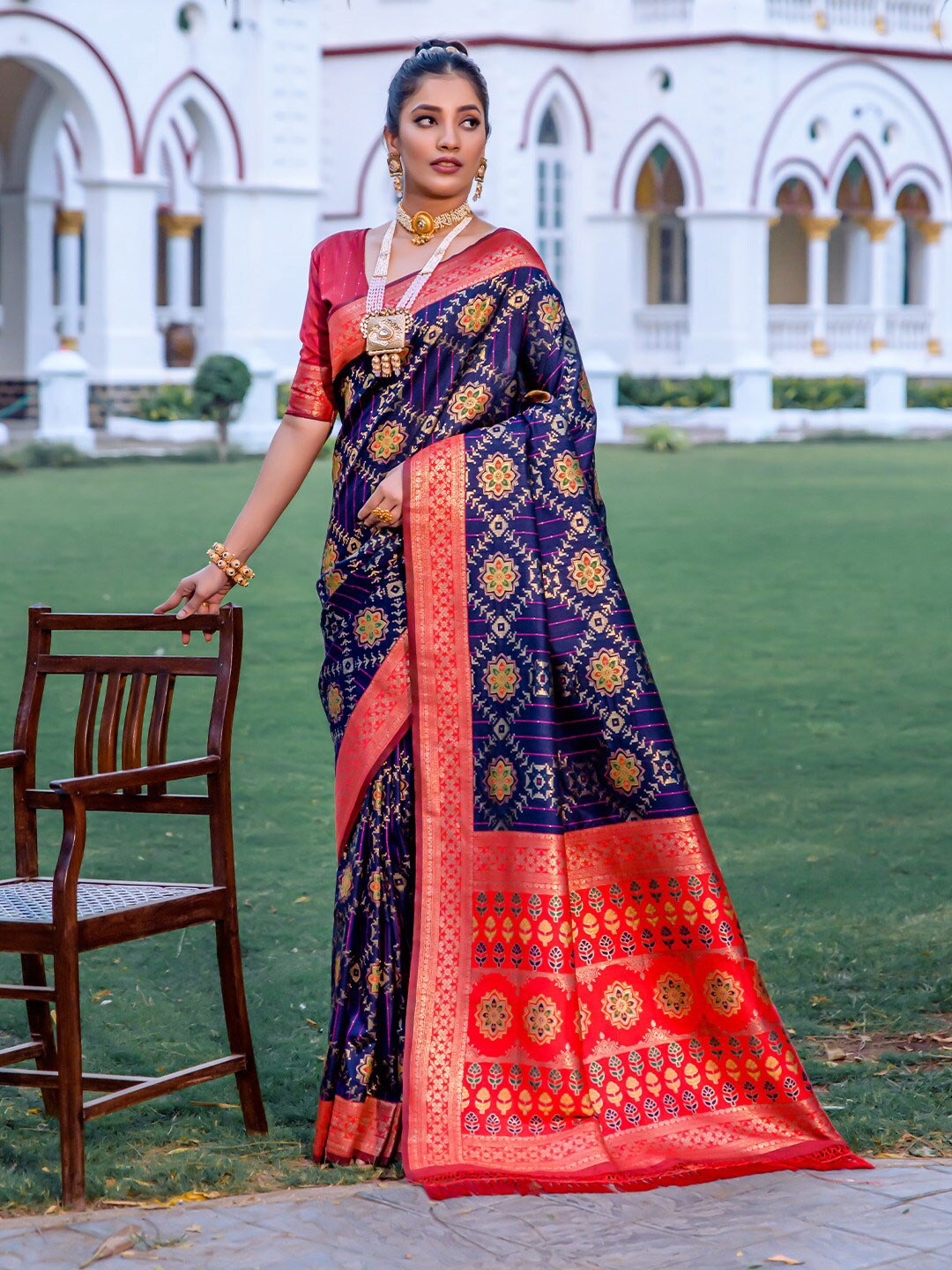 

KARAGIRI Woven Design Zari Patola Saree, Navy blue