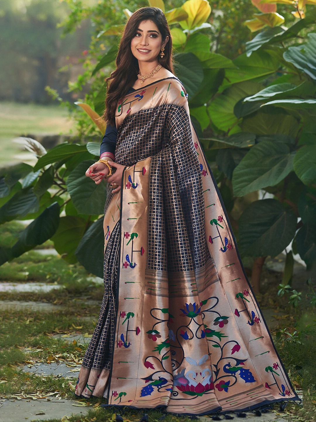 

KARAGIRI Woven Design Zari Silk Blend Paithani Saree, Navy blue