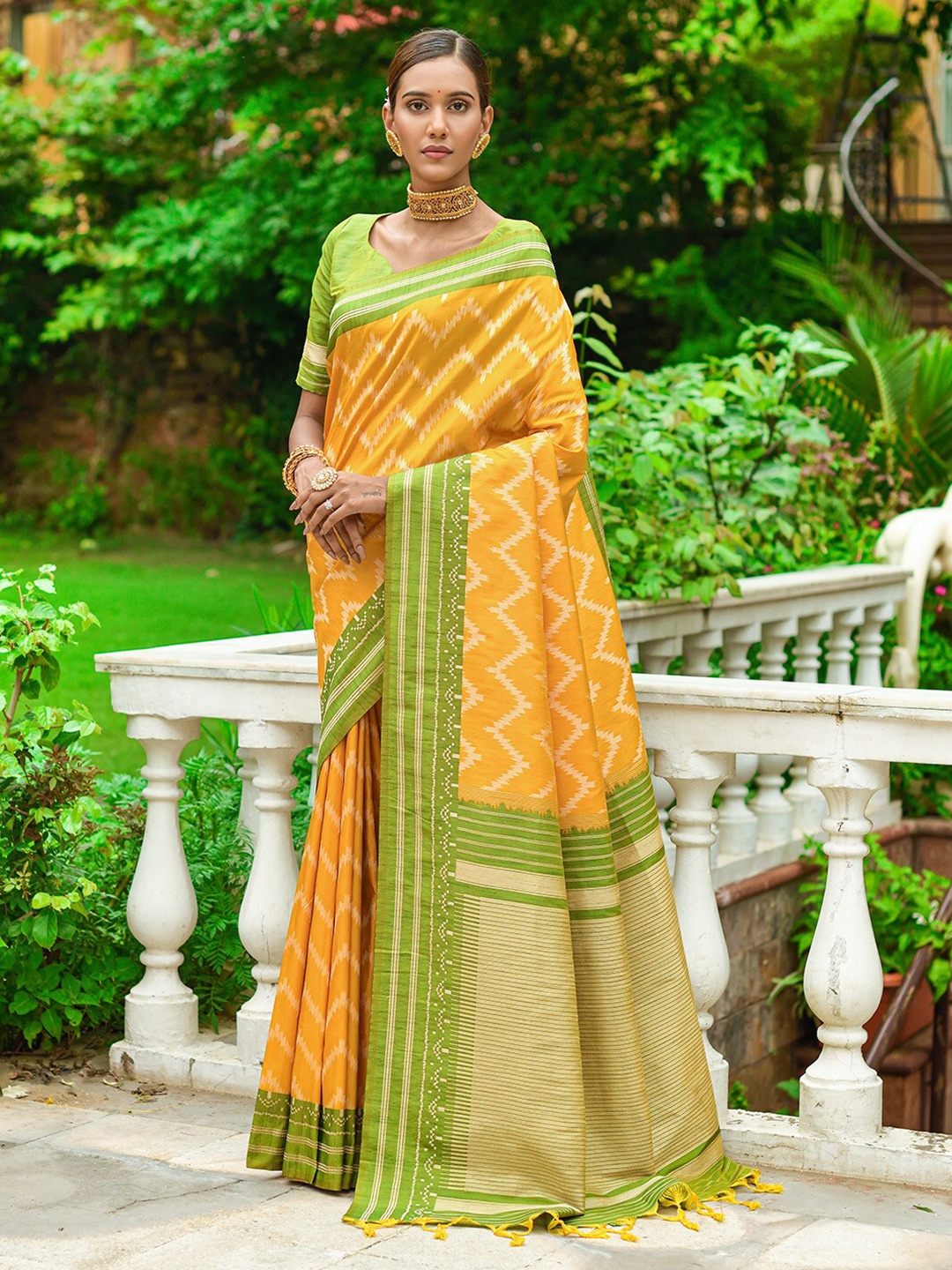 

KARAGIRI Geometric Printed Saree, Yellow