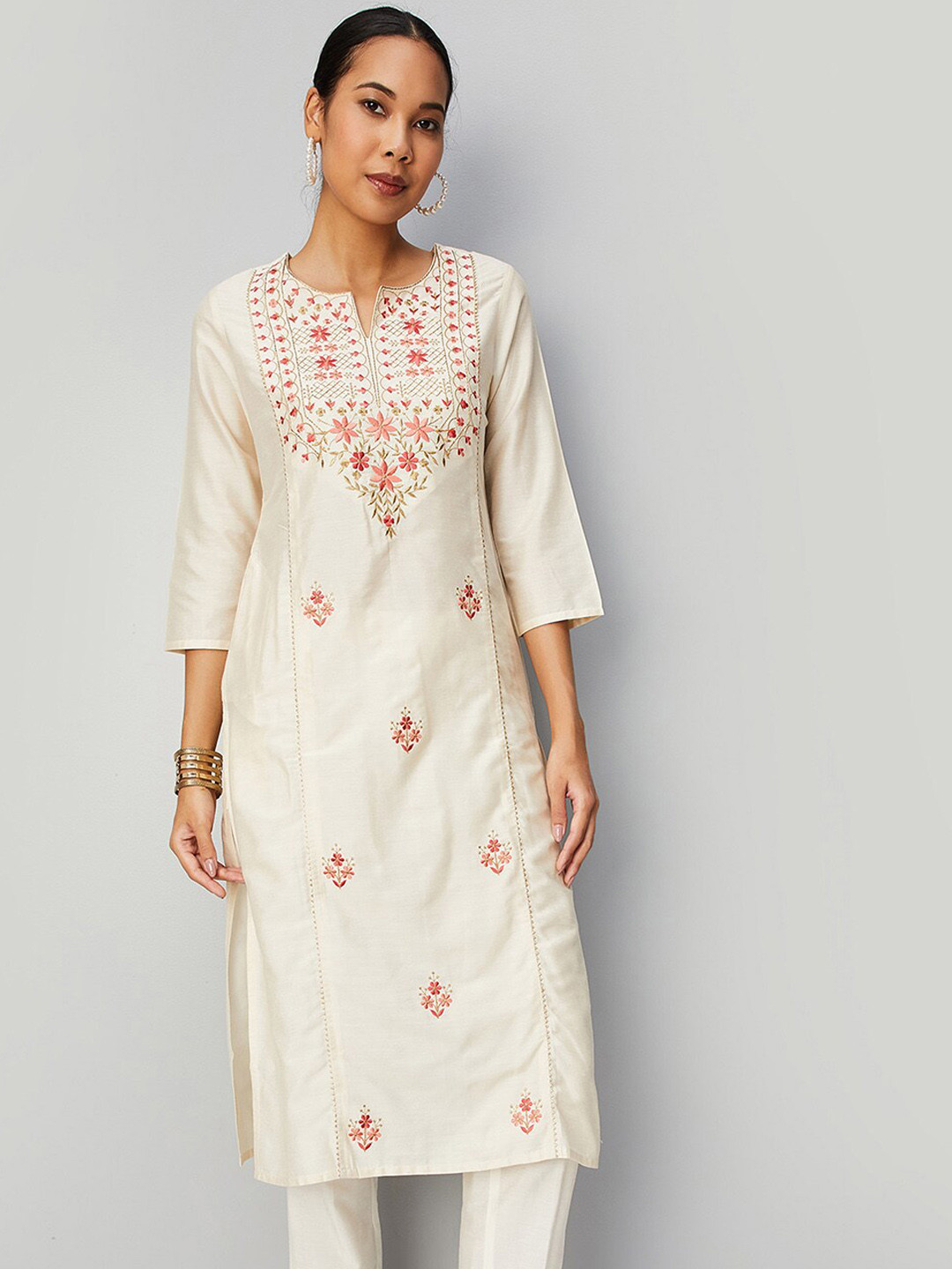 

max Floral Embroidered Thread Work Straight Kurta, Off white
