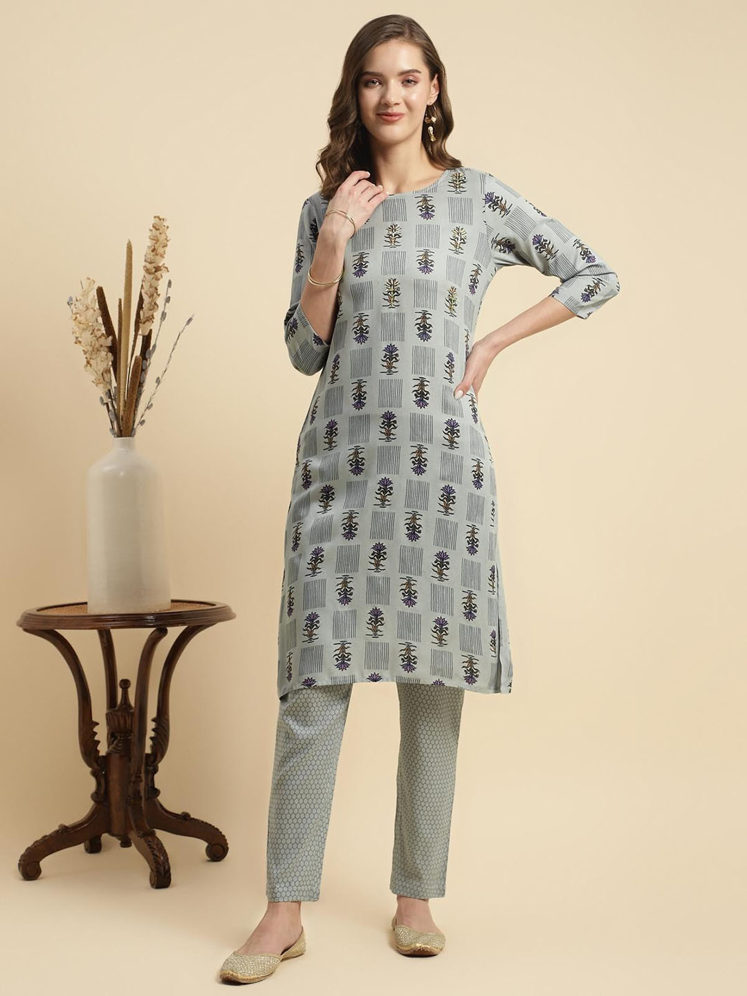 

Rangita Floral Printed Round Neck Straight Kurta with Trousers, Grey