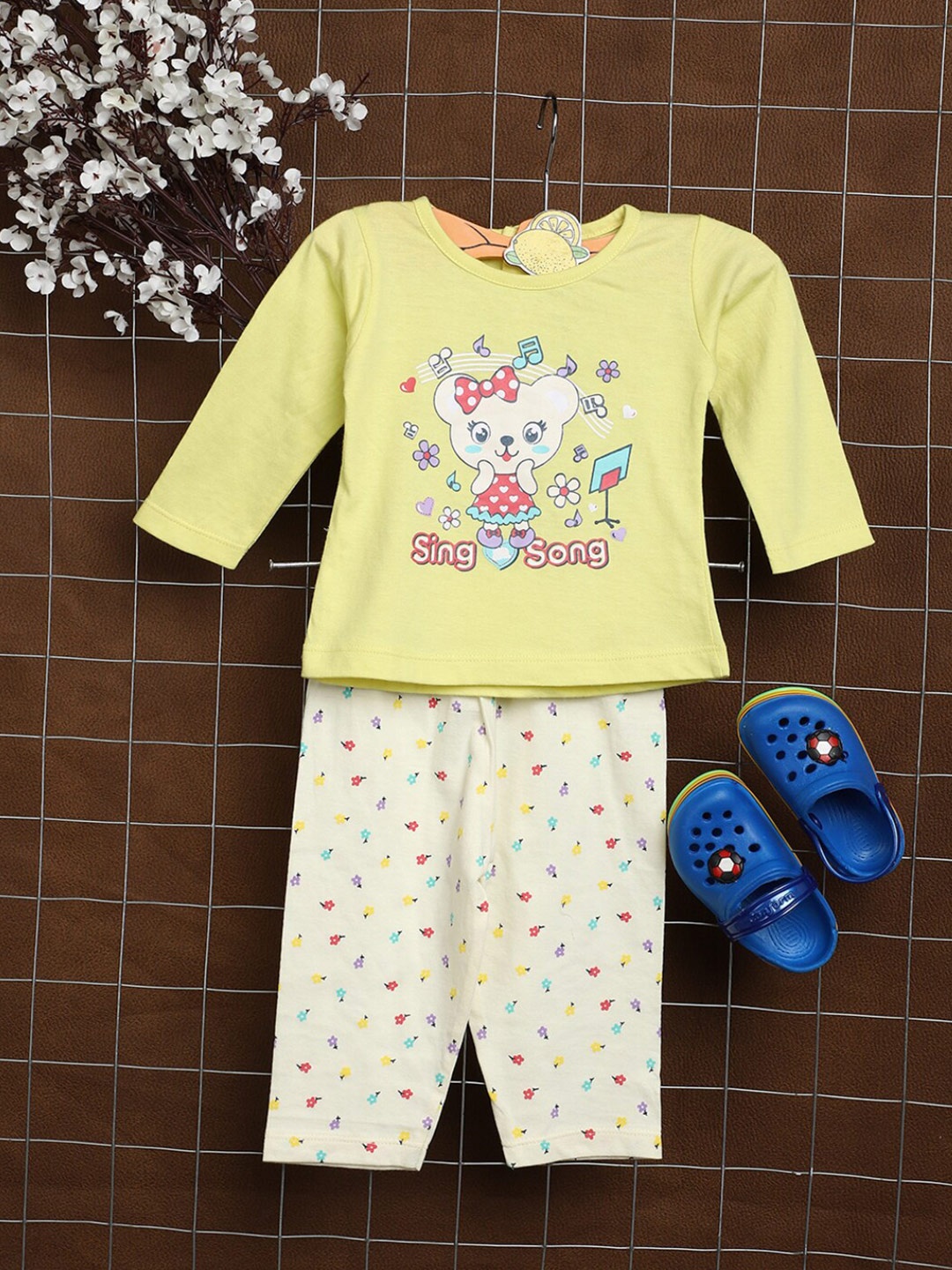 

V-Mart Infants Printed T-shirt with Leggings, Yellow