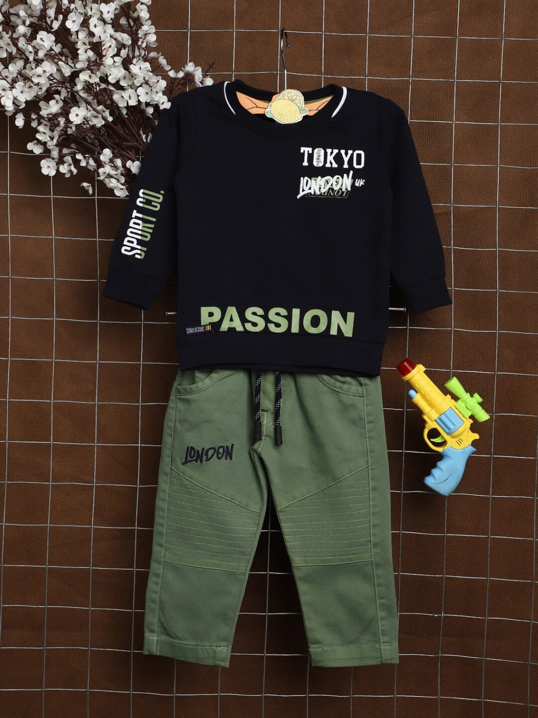

V-Mart Kids Printed Pure Cotton T-shirt with Trousers, Navy blue
